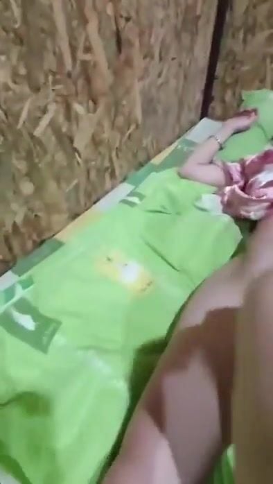 Chị dâu đụ với chồng mệt ngủ luôn không mặc quần,em chồng vào đụng lồn cái nước không